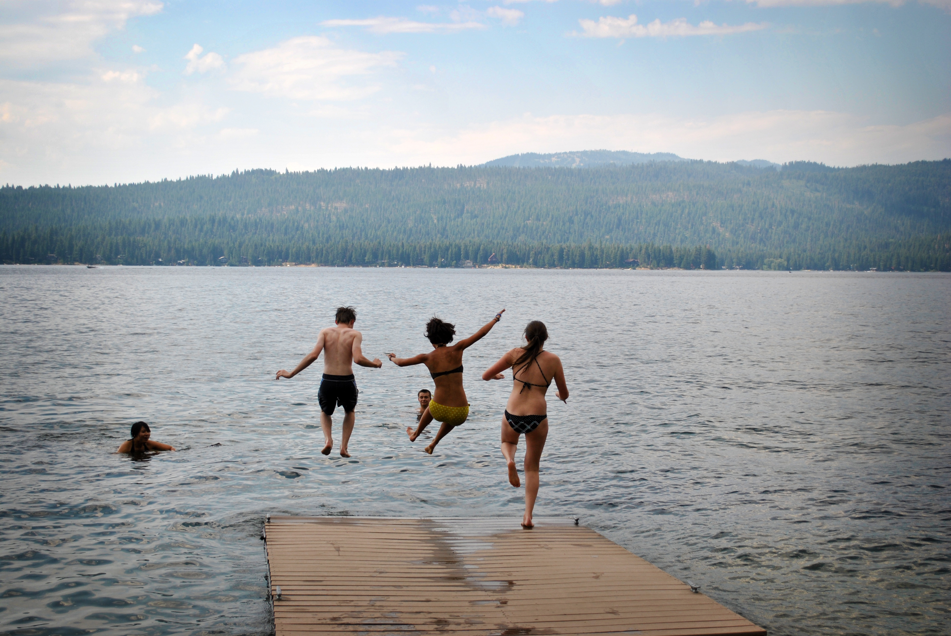 Плавание в озерах. Озеро Payette. Озеро Пайетт Лейк. Swim in the Lake. Дети прыгают в озеро с пирса.